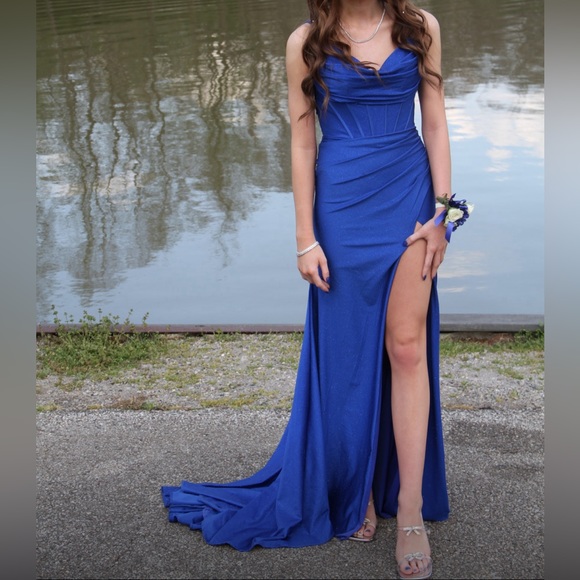 Blue sparkly prom dress - Picture 2 of 8